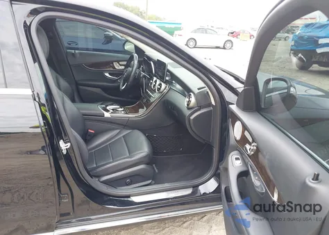 2015 Mercedes-Benz C 300 Luxury 4Matic z USA, uszkodzony, nr VIN 55SWF4KB6FU042101